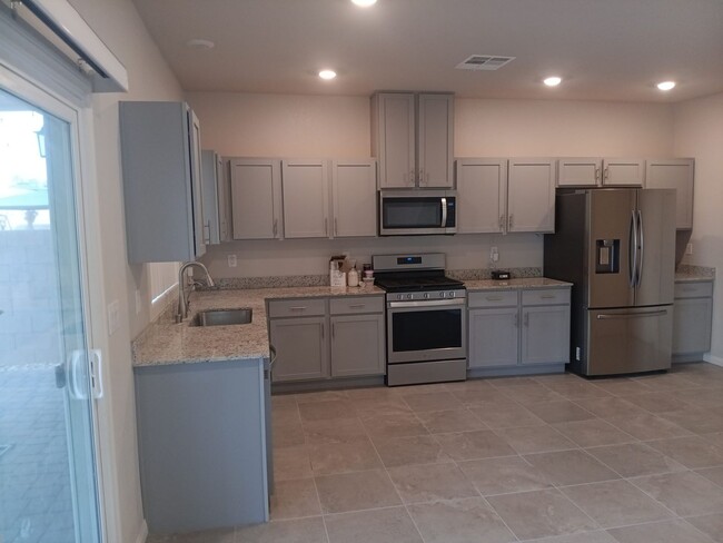 Foto del edificio - NEWER BUILD 4BD/2.5BA HOME NEAR ALIANTE!