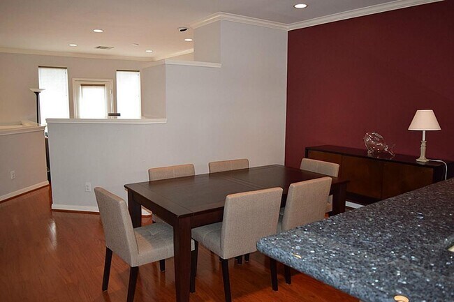 Foto del edificio - Beautiful Home with a Smart, Functional Fl...