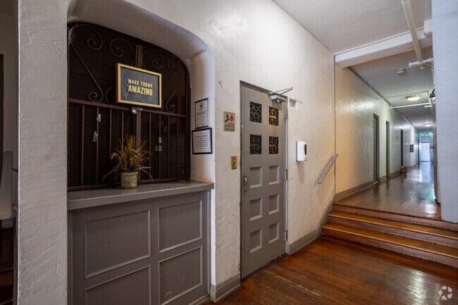 Elevador - Ashmont Apartments...Art Deco Building...N...