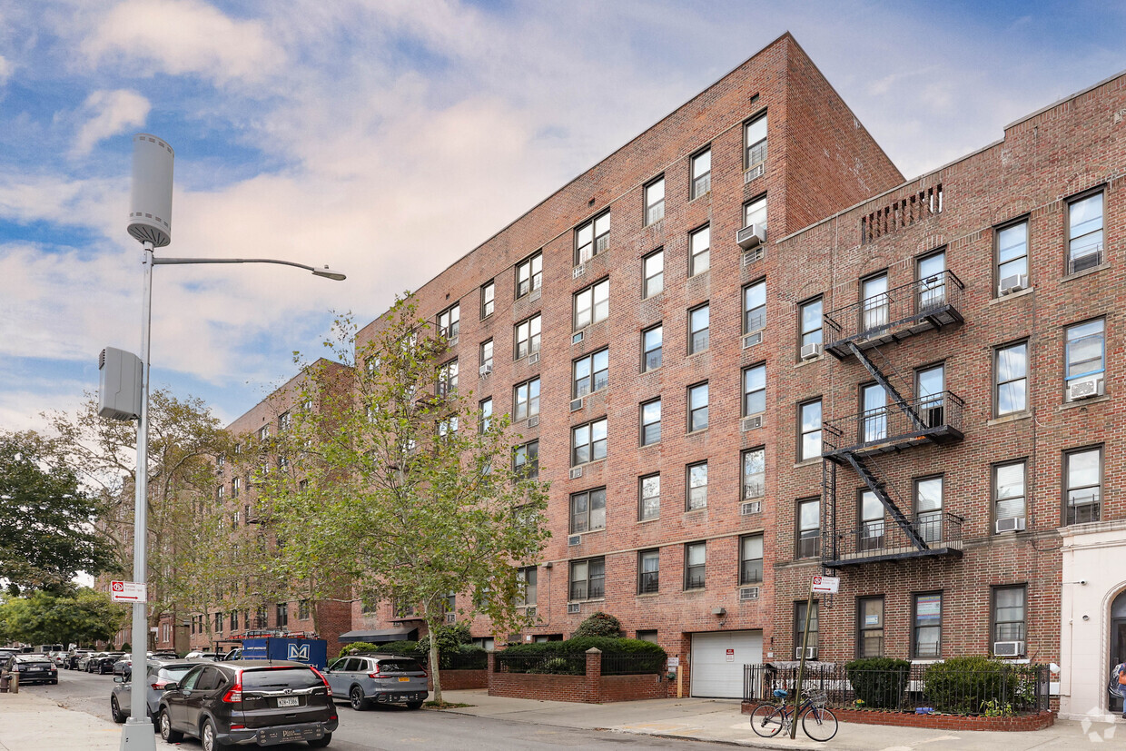 275 Webster Ave - Harrison House