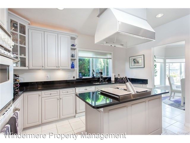Building Photo - 909 Marine Dr