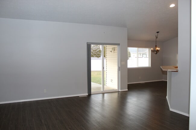 Living Room - 1435 Tara St