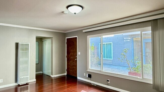 Building Photo - Cabana style condo in Adams Point
