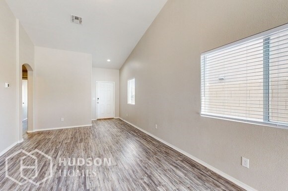 Foto del edificio - NOW AVAILABLE! - 4897 E Meadow Creek Way, ...