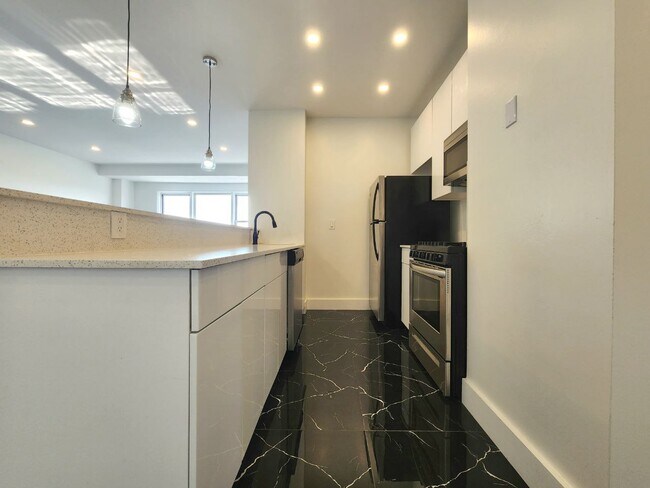 Building Photo - 750 N Broad St