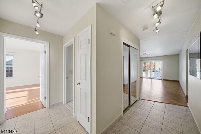 Building Photo - 8 Jennifer Dr