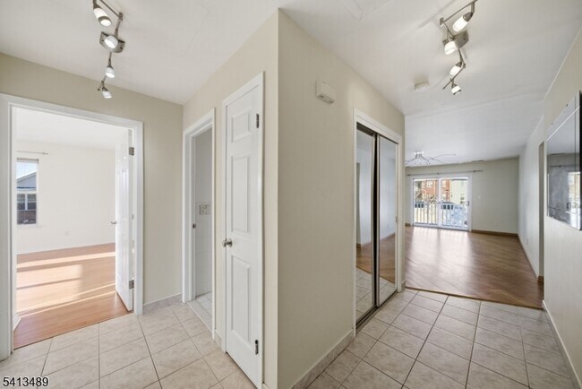 Foto del edificio - 8 Jennifer Dr