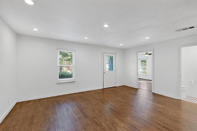 Building Photo - 8919 San Fernando Way