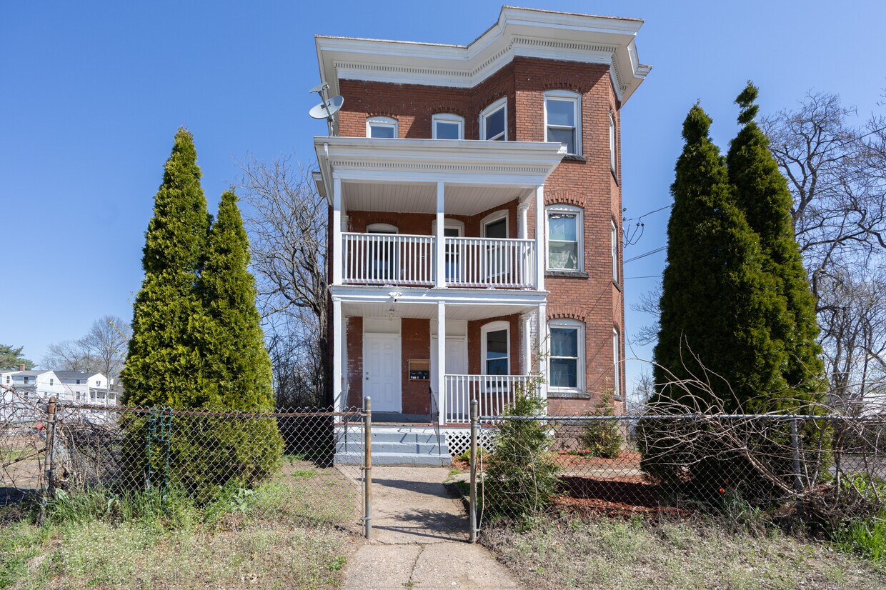 Primary Photo - 118-120-120 Westland St