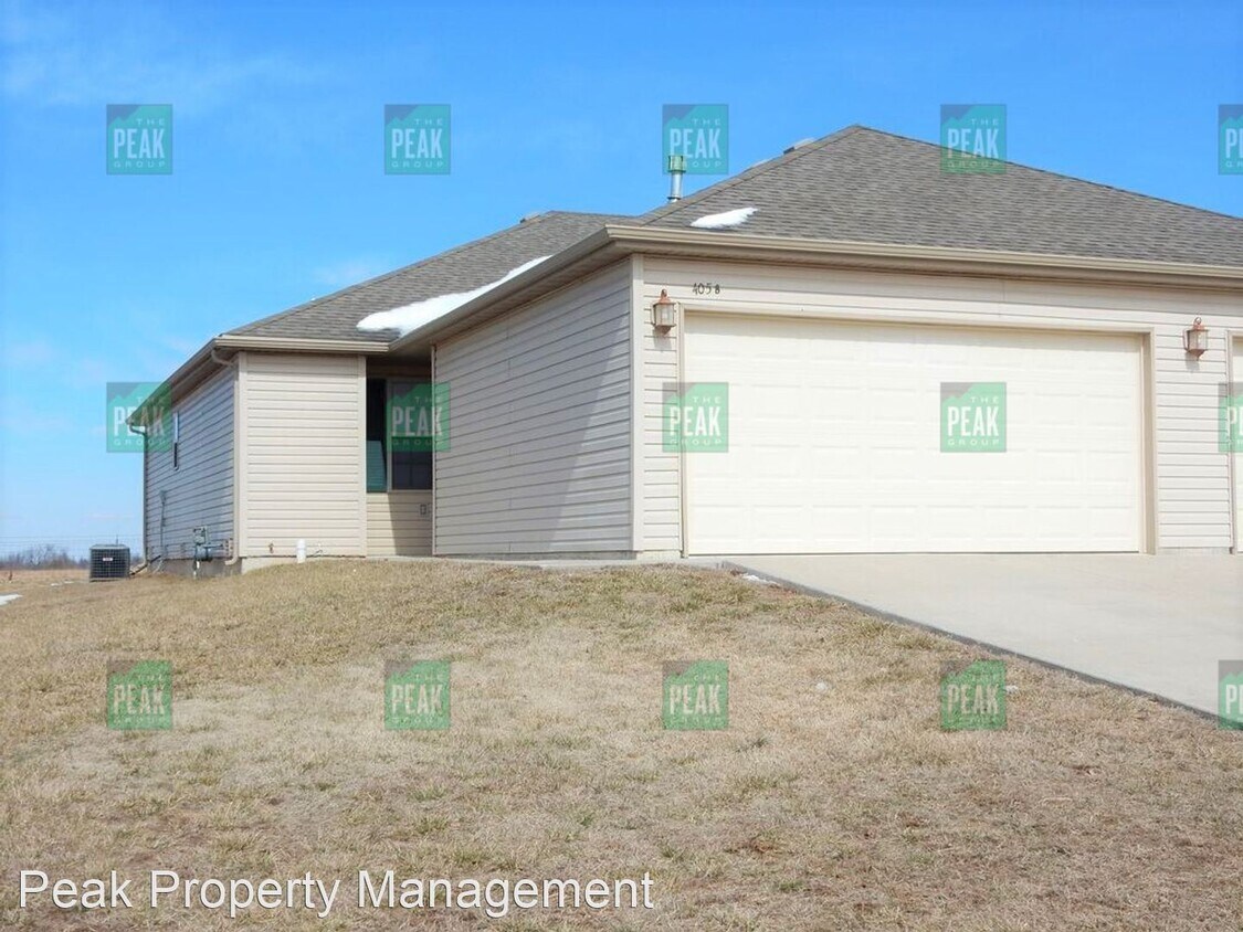 Primary Photo - 2 br, 2 bath House - 405 W. Summit St. #B