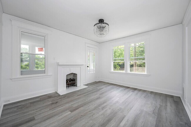 Building Photo - 108 E Daniels St