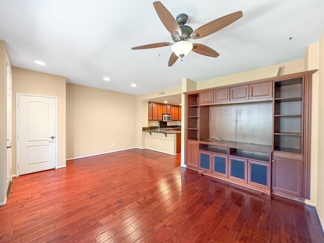 Building Photo - Beautiful 3B/2.5BA Townhome w/ Washer/Drye...