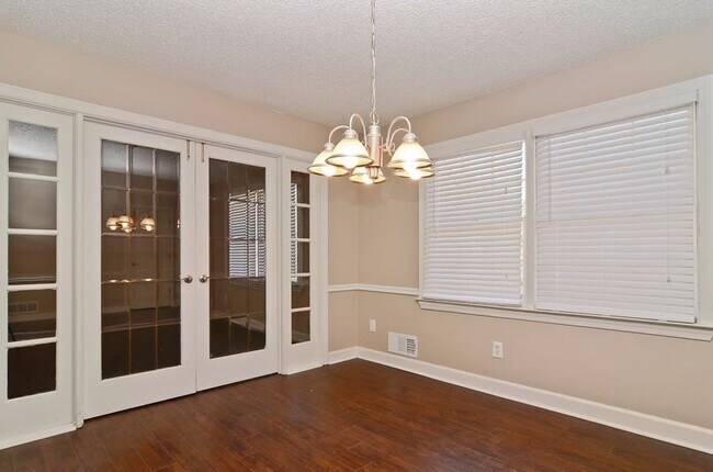 Building Photo - 2100 Summerville Ct