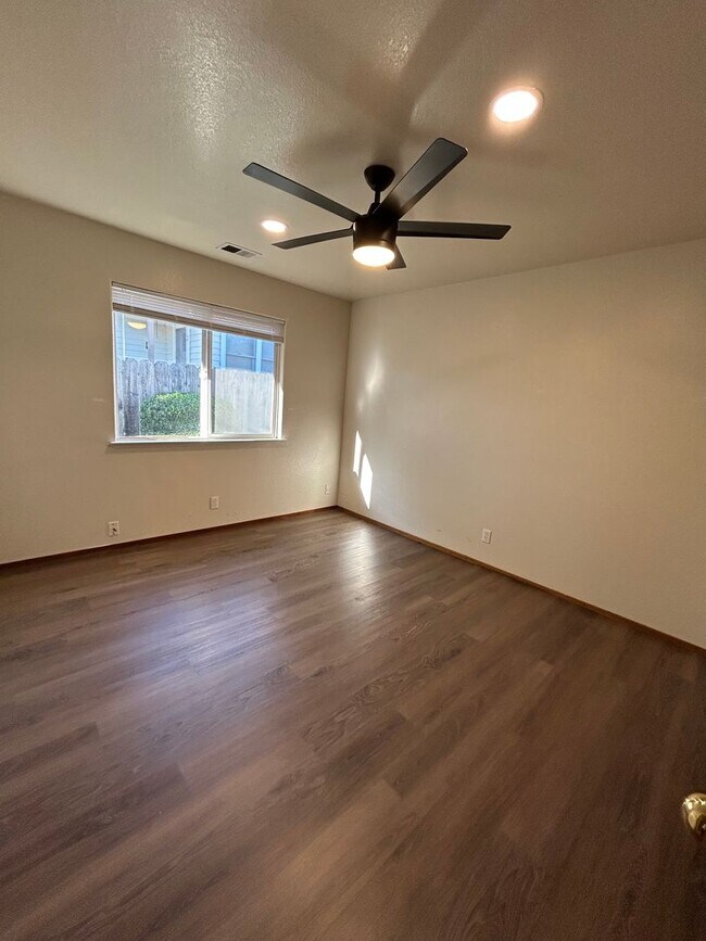 Foto del edificio - 450 B St