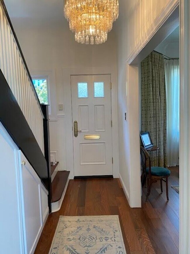 Building Photo - Centrally Located Upper Castro / Corona Ht...
