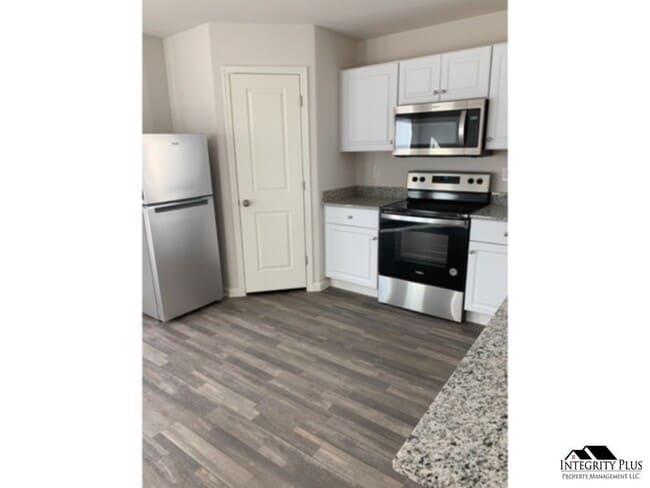 Building Photo - 4 bedroom 3 bath