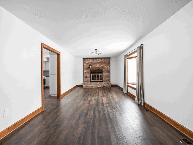 Building Photo - 685 W Poplar St