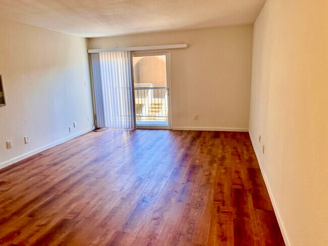 Building Photo - 5051 La Jolla Blvd