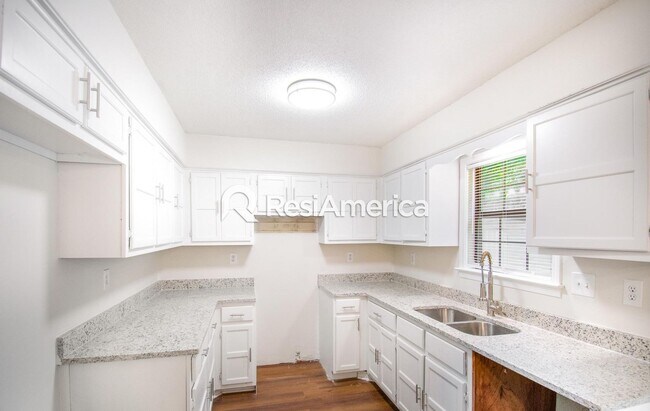 Building Photo - Newly Renovated 3/2 in 38128!