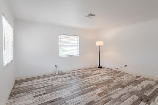 Building Photo - 705 N Loxahatchee Dr