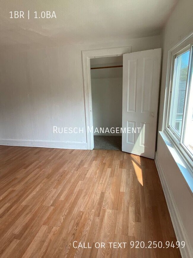 Building Photo - Cozy 1 Bedroom 1 Bath Upper Apartment Avai...