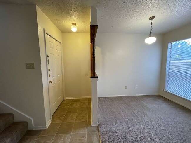 Building Photo - 1218 Royal Crest Dr