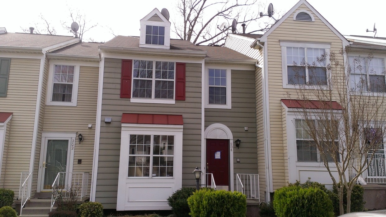 204 College Station Dr Unit 2, Upper Marlboro, MD 20774 Condo for