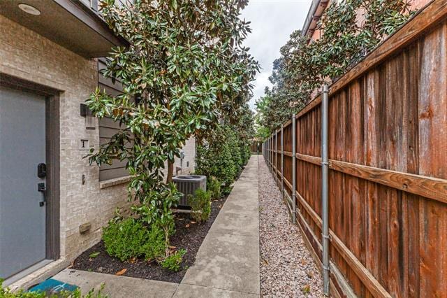 Building Photo - 5909 Ross Ave