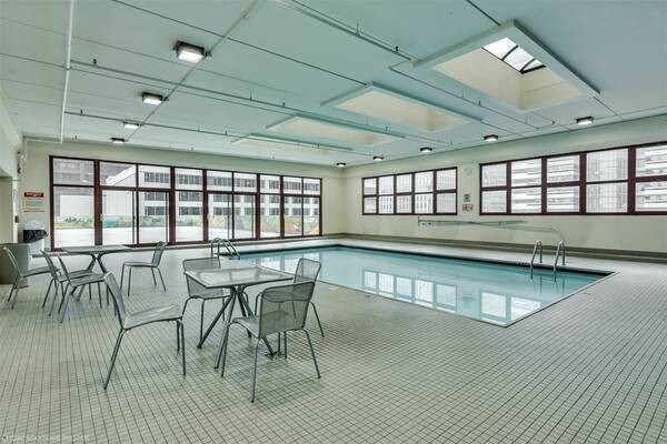 Piscina - 200 Dearborn N St