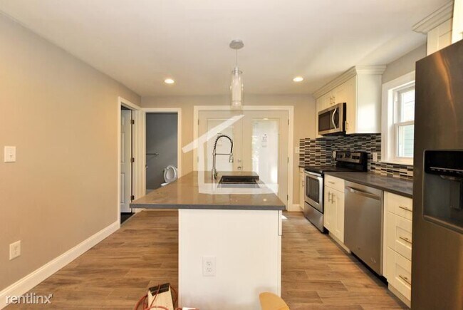 Foto del edificio - 3 br, 2 bath House - 8 Nonantum St