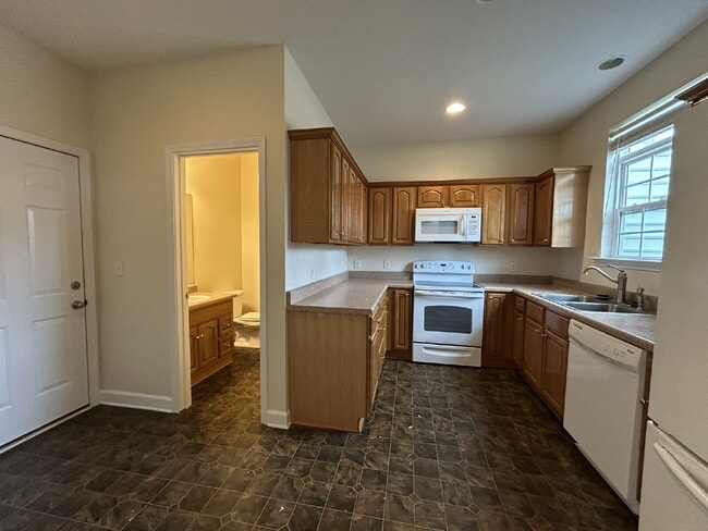 Building Photo - Town House For Rent