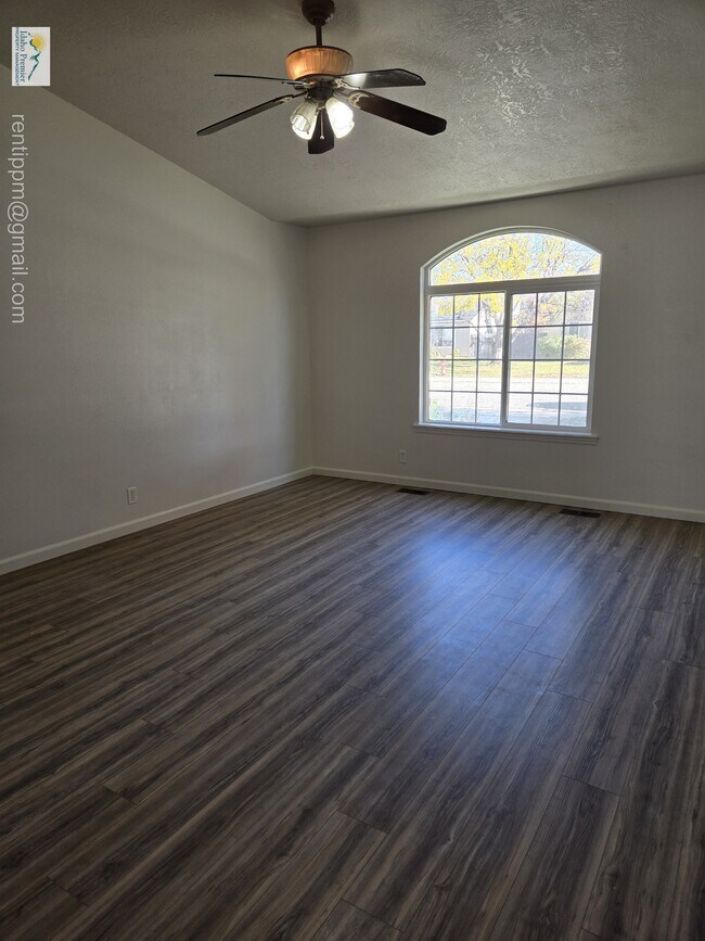 Foto del edificio - 1671 Klemmer Ave N