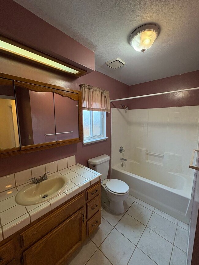 Building Photo - *Private Showing ONLY* Visalia home for re...