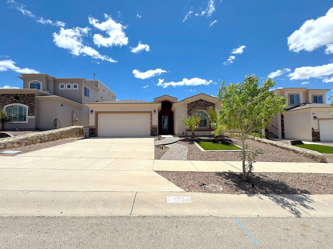 Primary Photo - West El Paso 4 bed refrig A/C Home in Ench...