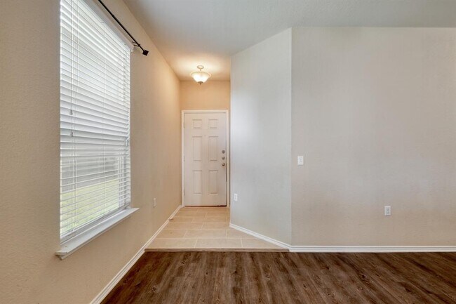 Foto del edificio - 5704 Levenwood Ln