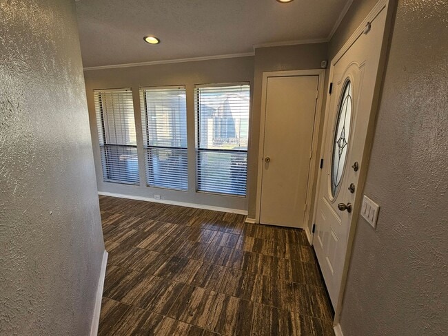 Building Photo - AVAILABLE NOW!