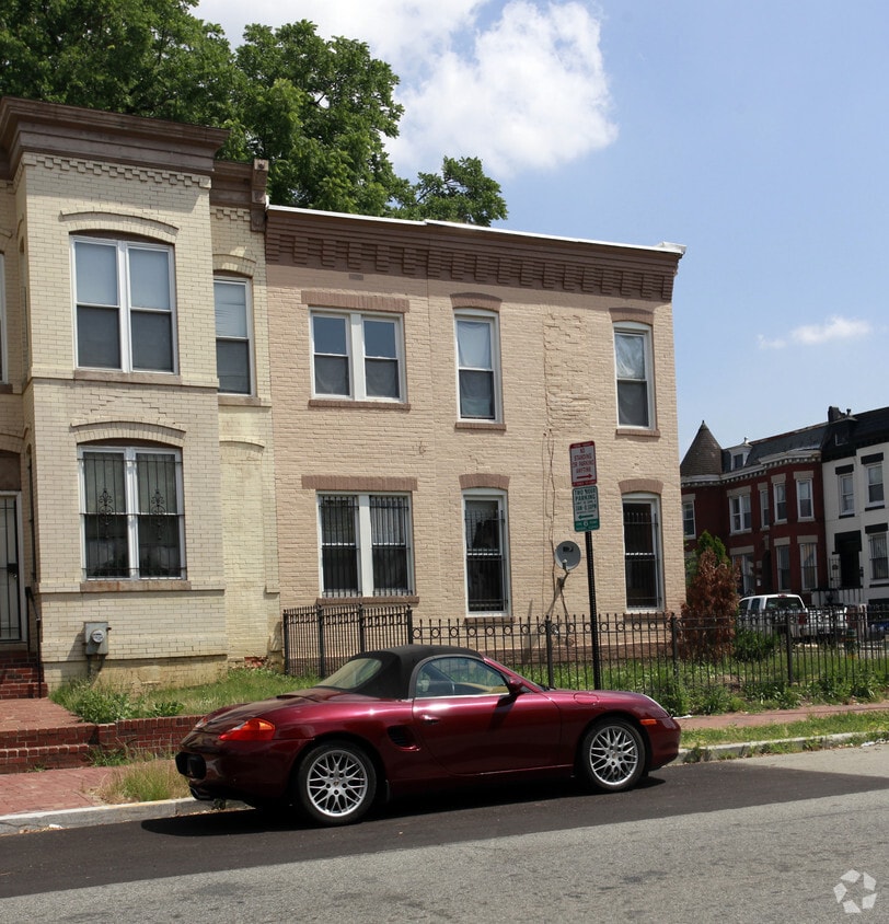 Building Photo - 1202 6th St NE