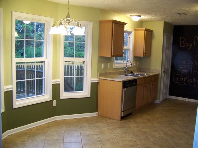 Foto del edificio - 4bed/2bath with fenced yard