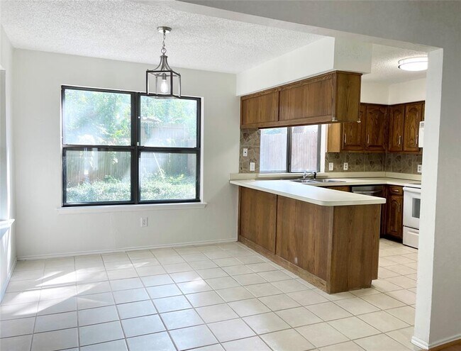Building Photo - 2200 Oak Hill Dr
