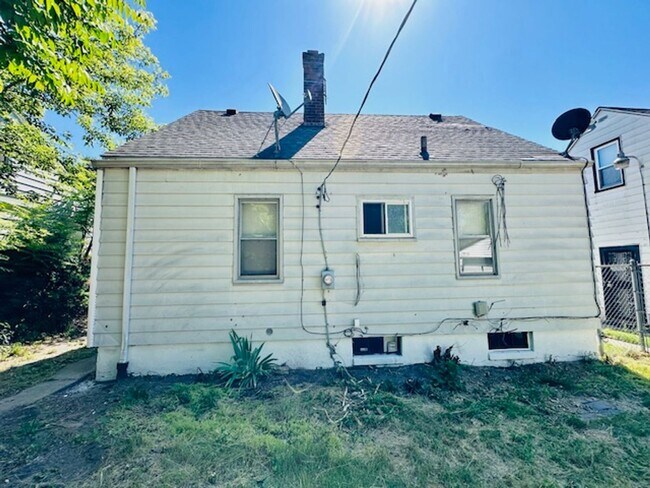 Building Photo - 3 Bedroom 1 Bath Welcome Section 8