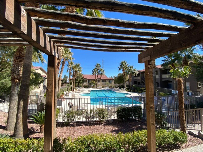 Building Photo - Super cute 3 bedroom condo in gated community