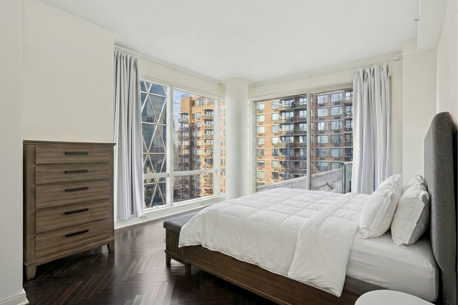 Foto del edificio - 230 W 56th St