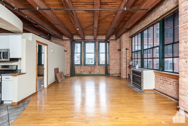 Building Photo - SPACIOUS CORNER LOFT IN PRINTERS ROW W/ IN...