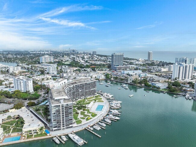 Foto del edificio - 900 Bay Dr