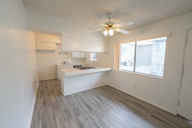 Building Photo - 702 N Paulina Ave