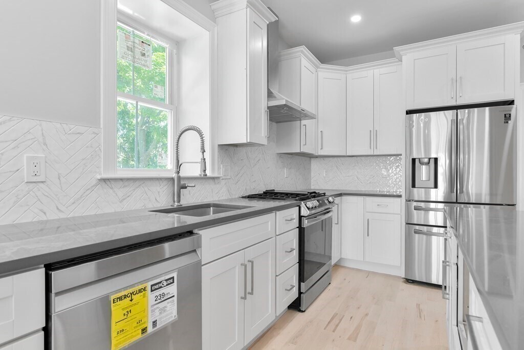Primary Photo - 144 Bayswater St
