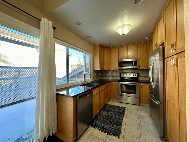 Foto del edificio - Fully Furnished 4 bedroom 2 bath home is Englewood Available NOW!!