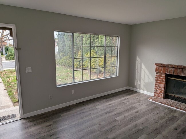 Building Photo - Mira Mesa Home