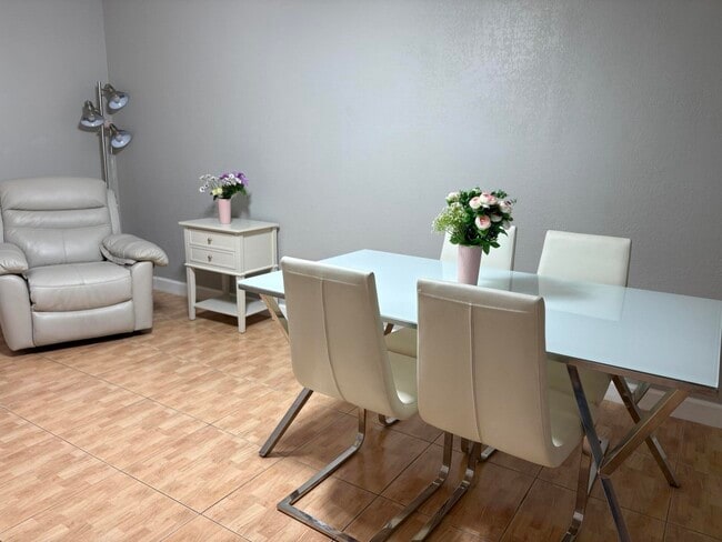 Building Photo - 102 Stratford H