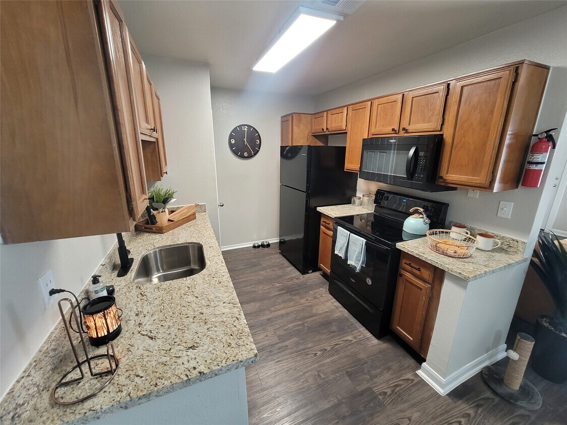 Foto principal - 7250 W Greens Rd